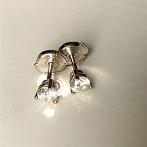 Diamonds round brilliant set on 14CT white gold studs